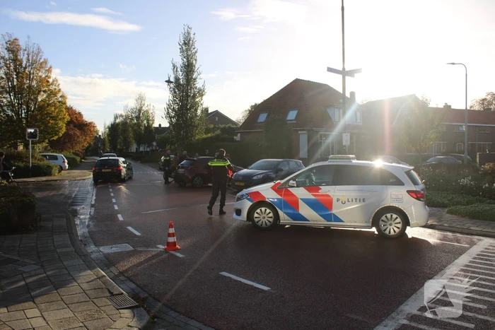 Motorrijder botst in zijkant van auto