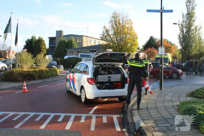 Motorrijder botst in zijkant van auto