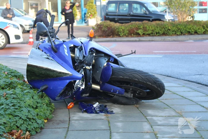 Motorrijder botst in zijkant van auto