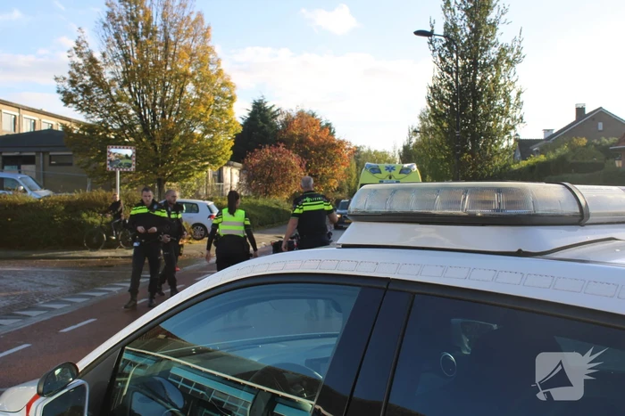 Motorrijder botst in zijkant van auto