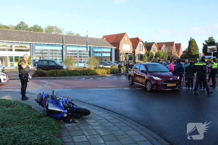 Motorrijder botst in zijkant van auto