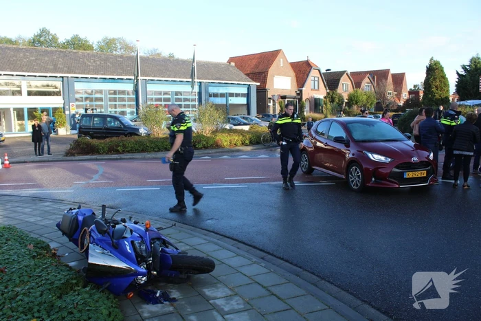 Motorrijder botst in zijkant van auto