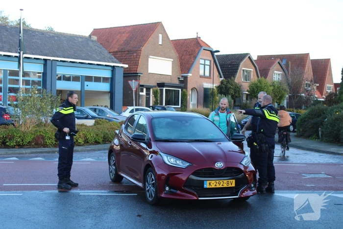 Motorrijder botst in zijkant van auto