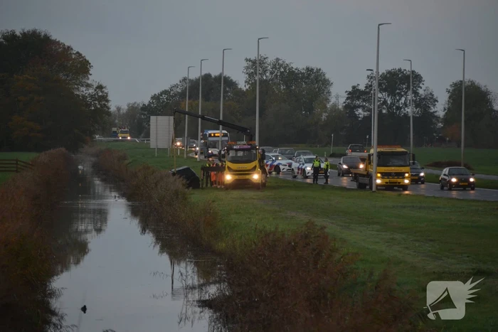 Auto belandt op de kop in Boksumer Soal