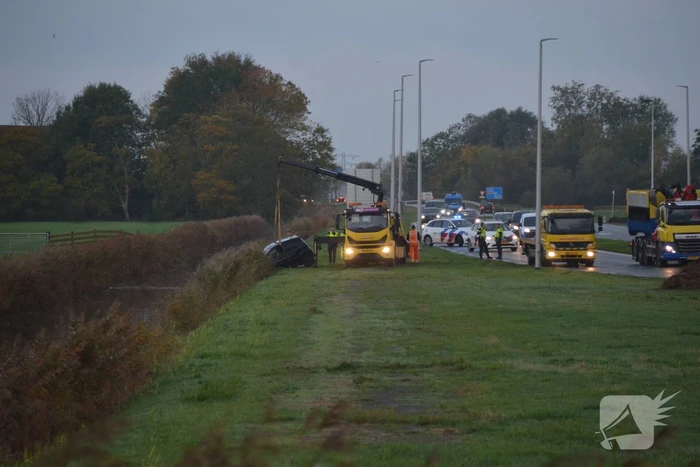 Auto belandt op de kop in Boksumer Soal