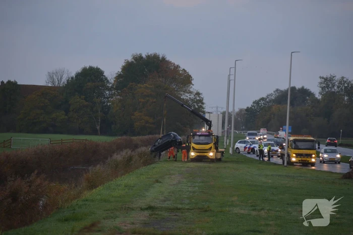 Auto belandt op de kop in Boksumer Soal