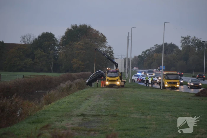 Auto belandt op de kop in Boksumer Soal