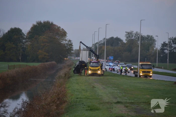 Auto belandt op de kop in Boksumer Soal