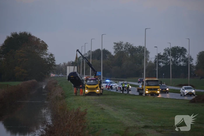 Auto belandt op de kop in Boksumer Soal