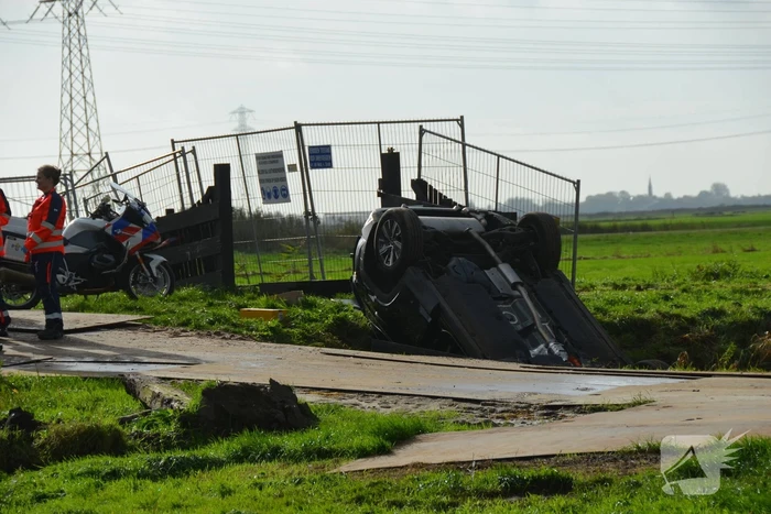 Auto belandt op de kop in greppel
