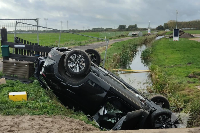 Auto belandt op de kop in greppel