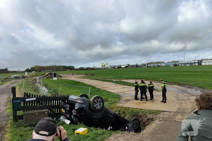 Auto belandt op de kop in greppel