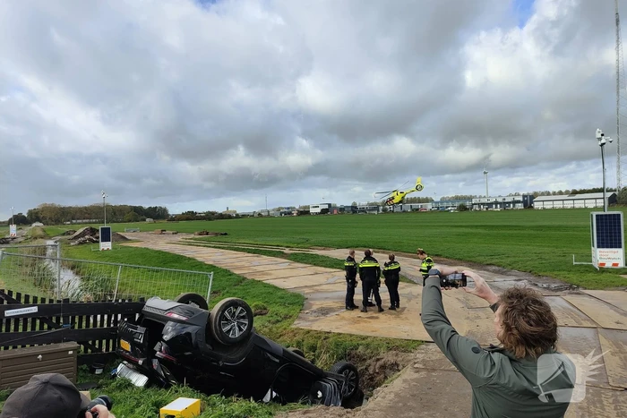 Auto belandt op de kop in greppel