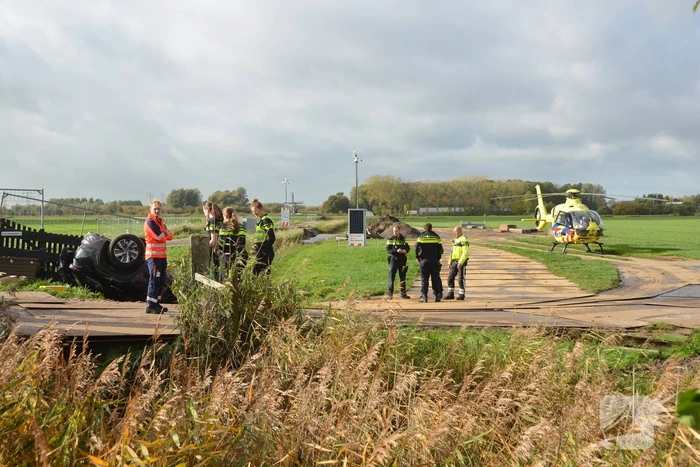 Auto belandt op de kop in greppel