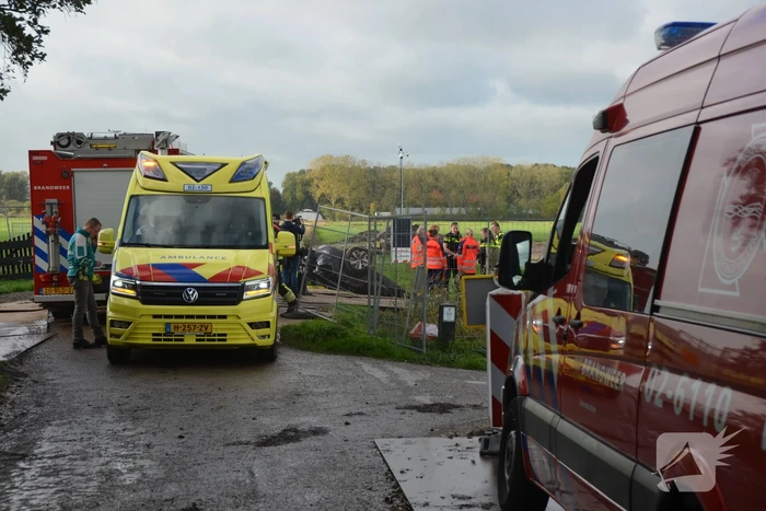 Auto belandt op de kop in greppel