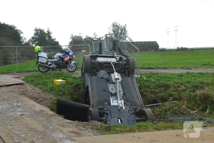 Auto belandt op de kop in greppel