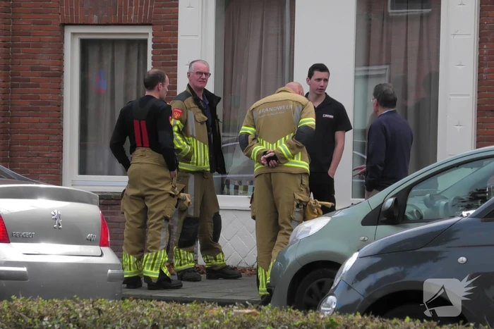 Gaslucht in woning, brandweer doet onderzoek