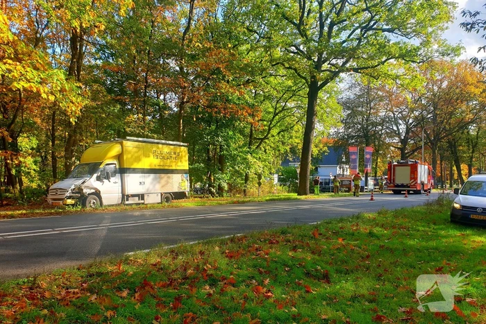 Flinke schade bij botsing tussen bestelbus en personenwagen