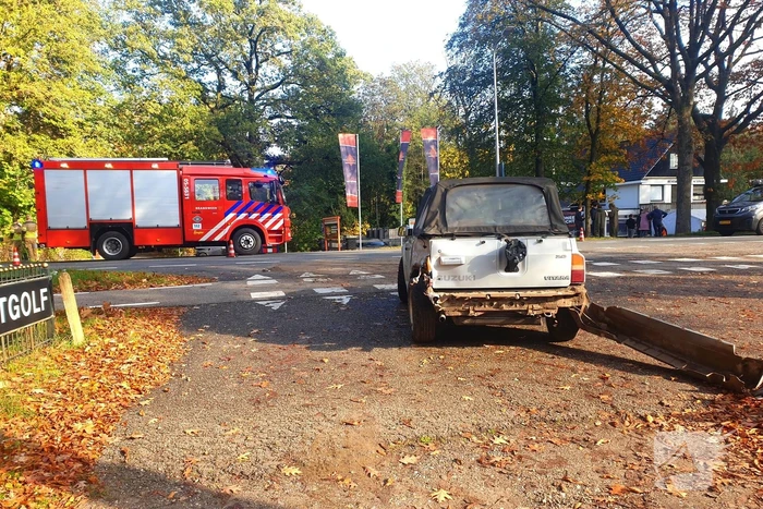Flinke schade bij botsing tussen bestelbus en personenwagen