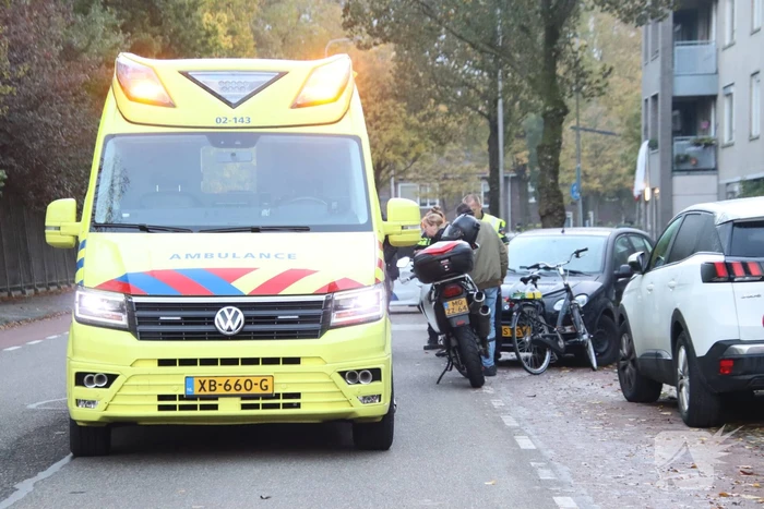 Scooterrijdster aangereden bij verlaten parkeerplek