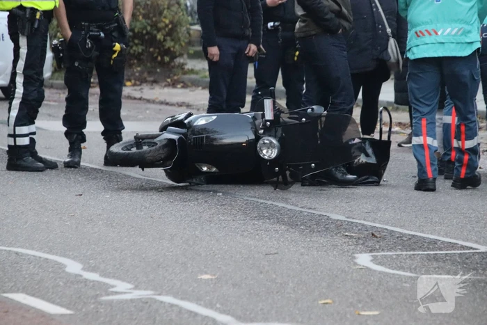 Scooterrijdster aangereden bij verlaten parkeerplek