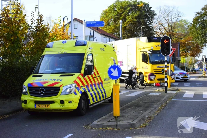 Fietser gewond bij aanrijding met vrachtwagen