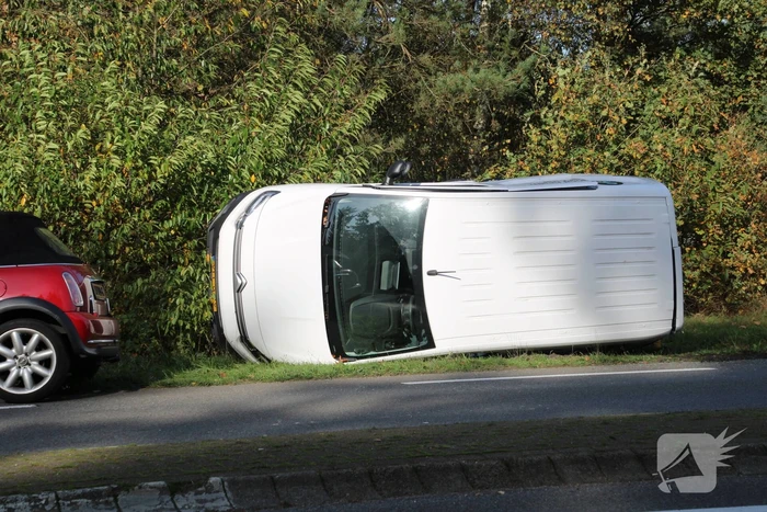 Bestelbus op zijn kant na ongeval