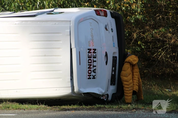 Bestelbus op zijn kant na ongeval