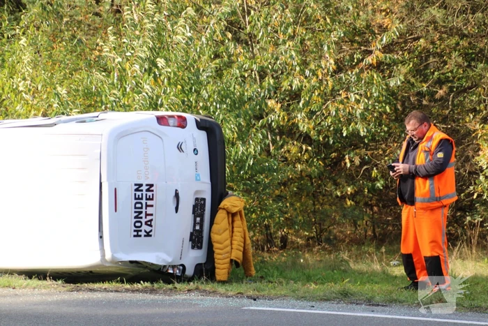 Bestelbus op zijn kant na ongeval