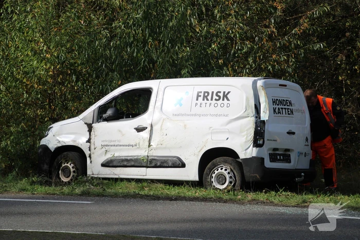 Bestelbus op zijn kant na ongeval