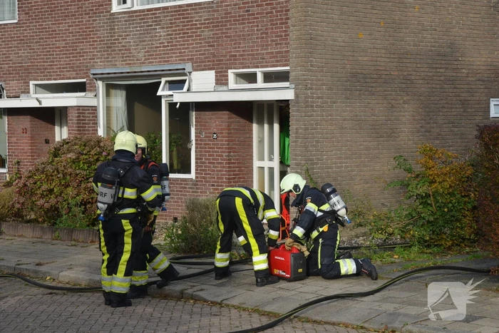 Brandweer blust brand in keuken