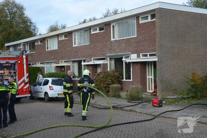 Brandweer blust brand in keuken