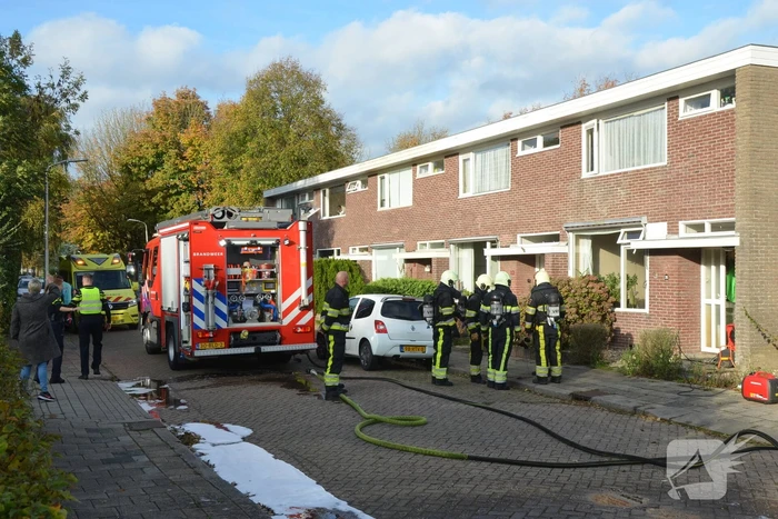 Brandweer blust brand in keuken