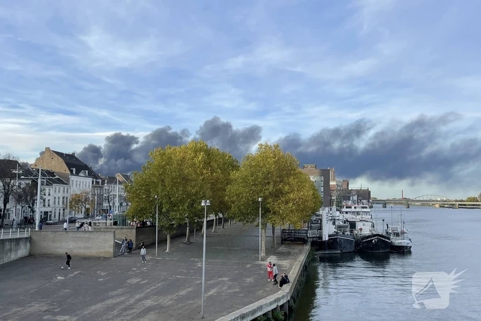 Grote brand in België zorgt voor rookwolken boven Maastricht