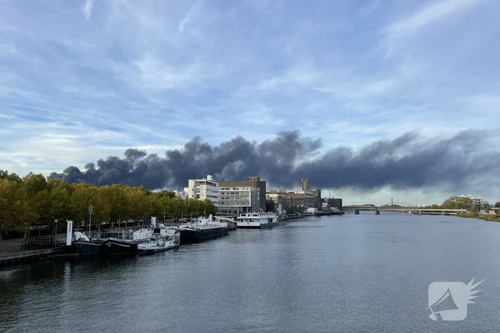 Grote brand in België zorgt voor rookwolken boven Maastricht