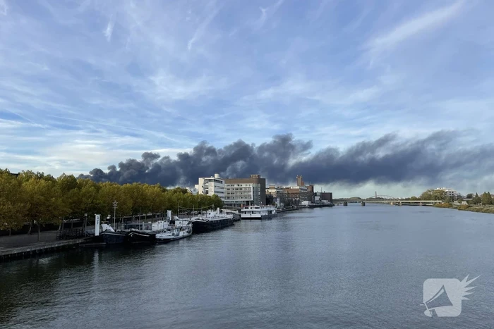 Grote brand in België zorgt voor rookwolken boven Maastricht