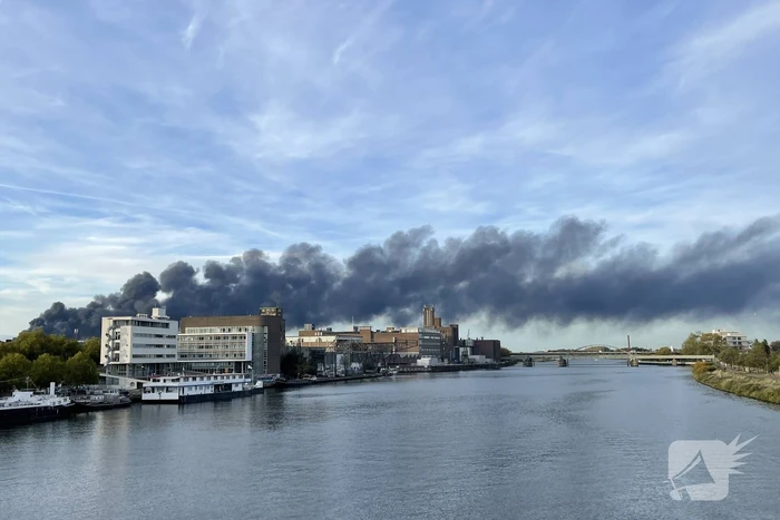 Grote brand in België zorgt voor rookwolken boven Maastricht