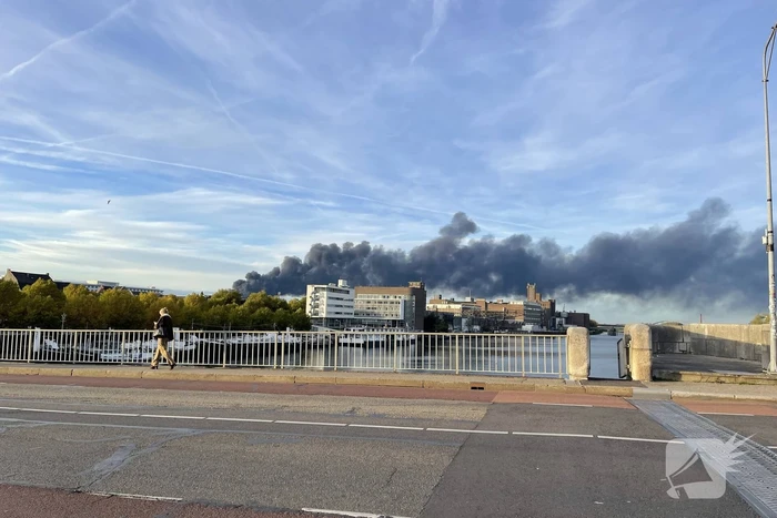 Grote brand in België zorgt voor rookwolken boven Maastricht