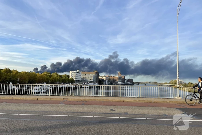 Grote brand in België zorgt voor rookwolken boven Maastricht