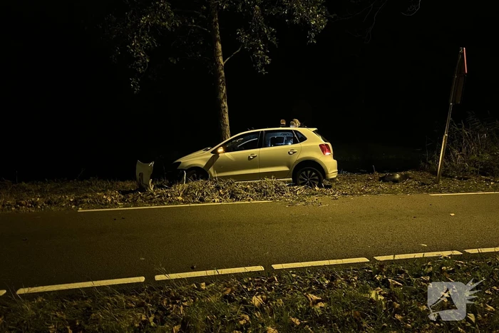 Automobilist vliegt uit de bocht en knalt tegen boom