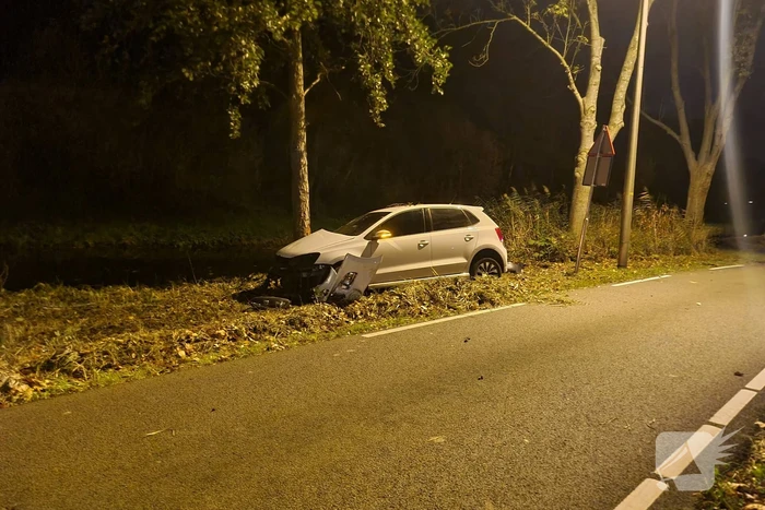 Automobilist vliegt uit de bocht en knalt tegen boom