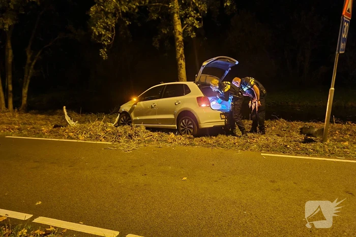 Automobilist vliegt uit de bocht en knalt tegen boom