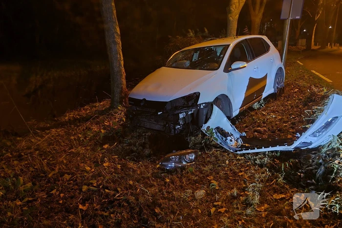Automobilist vliegt uit de bocht en knalt tegen boom