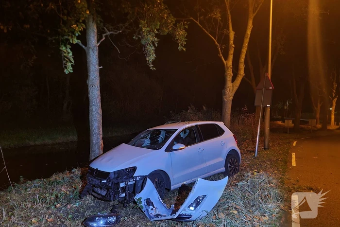 Automobilist vliegt uit de bocht en knalt tegen boom