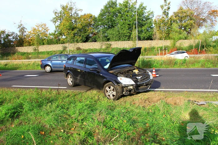 Bestuurster rijdt lantaarnpaal omver