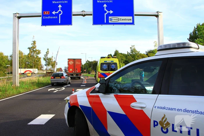 Bestuurster rijdt lantaarnpaal omver