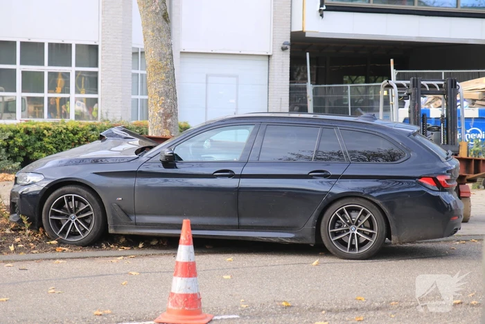 Auto opengereten bij botsing met stalen balk