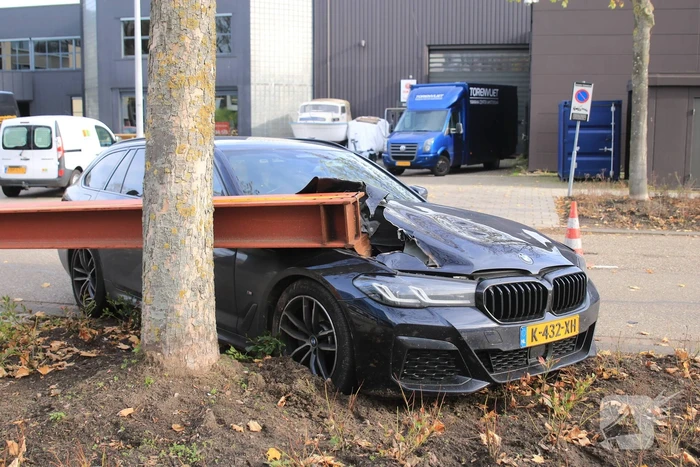 Auto opengereten bij botsing met stalen balk