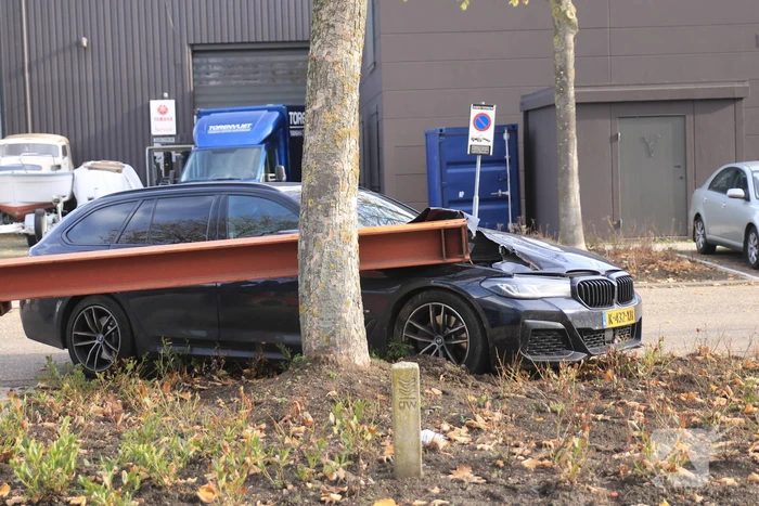 Auto opengereten bij botsing met stalen balk