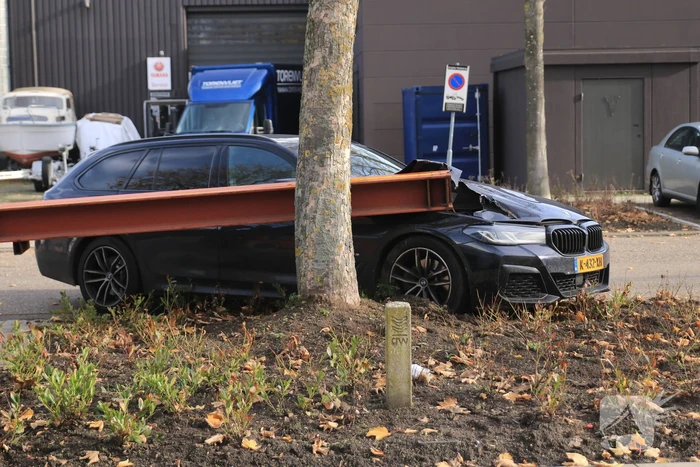 Auto opengereten bij botsing met stalen balk